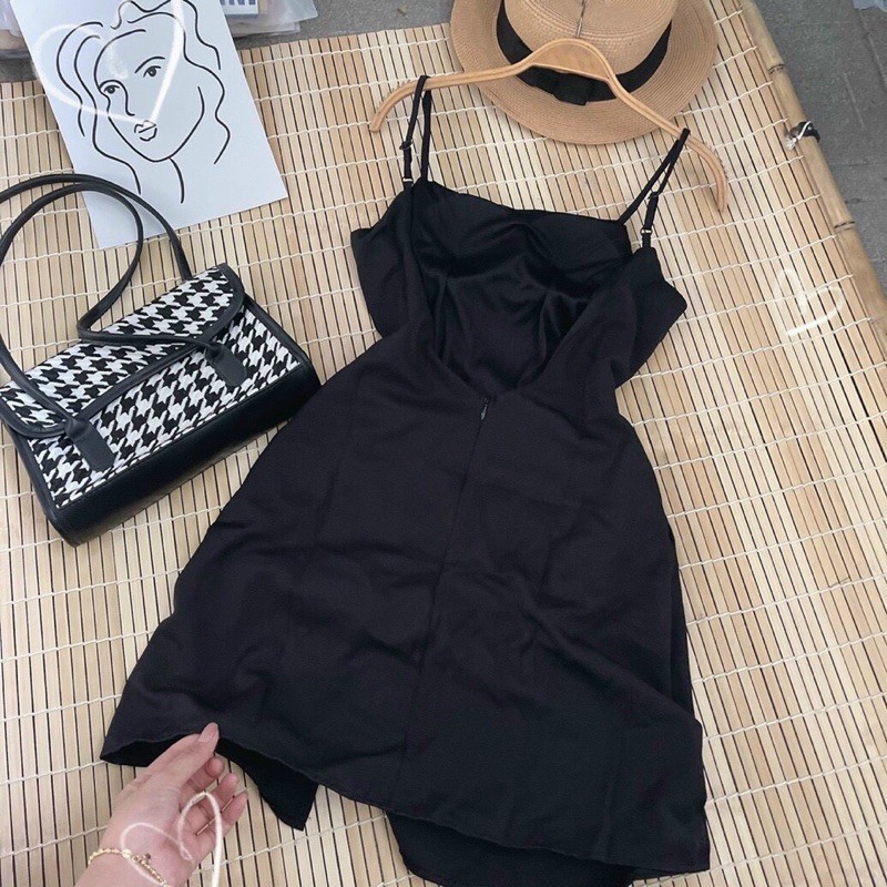 Đầm đen 2 dây đen hở lưng sexy xẻ tà form A