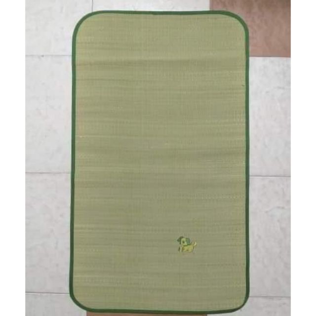 chiếu cỏ cho bé