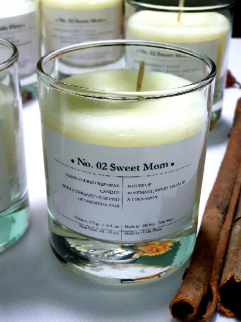 No 02 Sweet Mom - nến thơm đổ tay bằng sáp ong và tinh dầu trị liệu: Cam ngọt, quế, hương thảo.