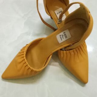 Giày bít mũi hở eo