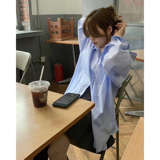 Áo sơ mi oversize xanh dương kẻ sọc trắng khoét vai mặc được hai kiểu dáng thụng trẻ trung phong cách hàn quốc xinh xắn