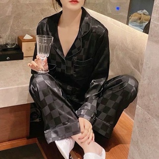 Bộ quần áo mặc ở nhà bằng vải lụa sang trọng thời trang dành cho nữ 2024