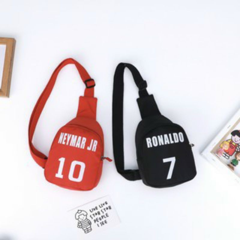 Túi đeo chéo trẻ em tên cầu thủ.