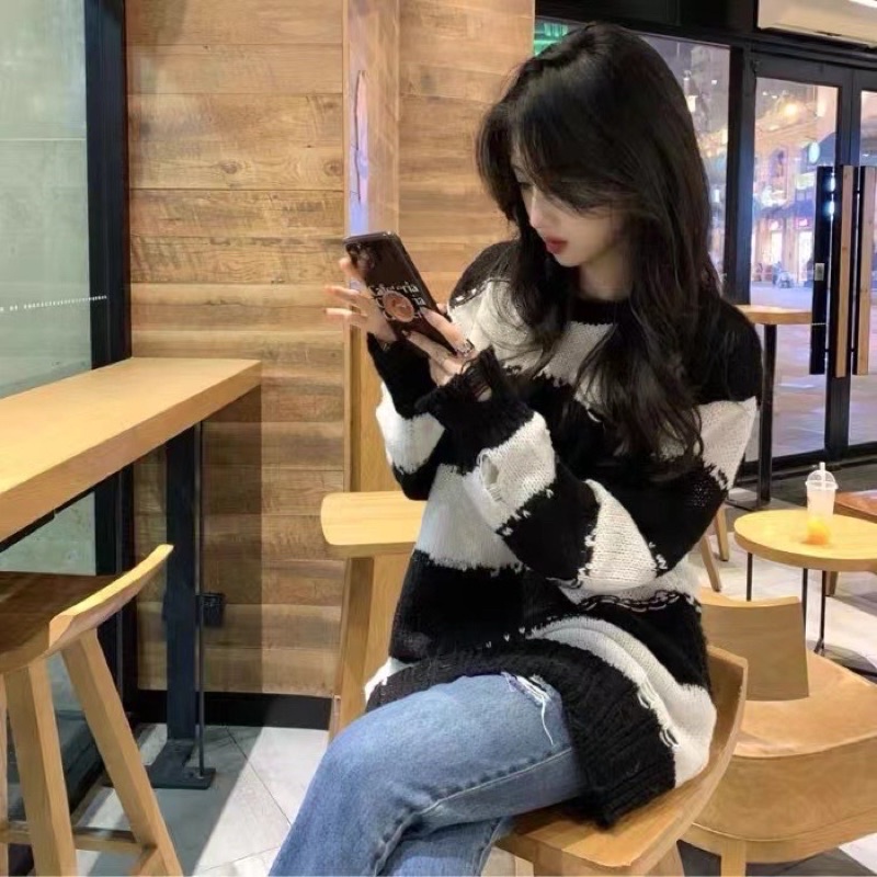 áo len sợi oversize kiểu rách cá tính (đen pha trắng)