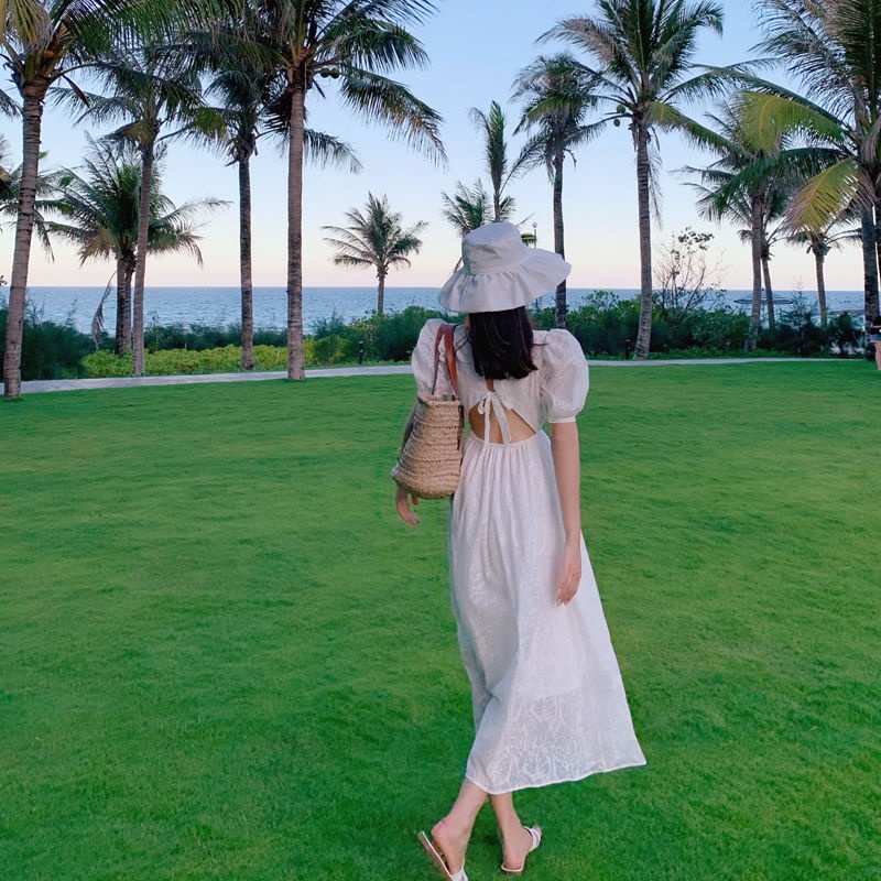 Đầm dài màu trắng tay phồng cổ vuông đơn giản phong cách cổ tích