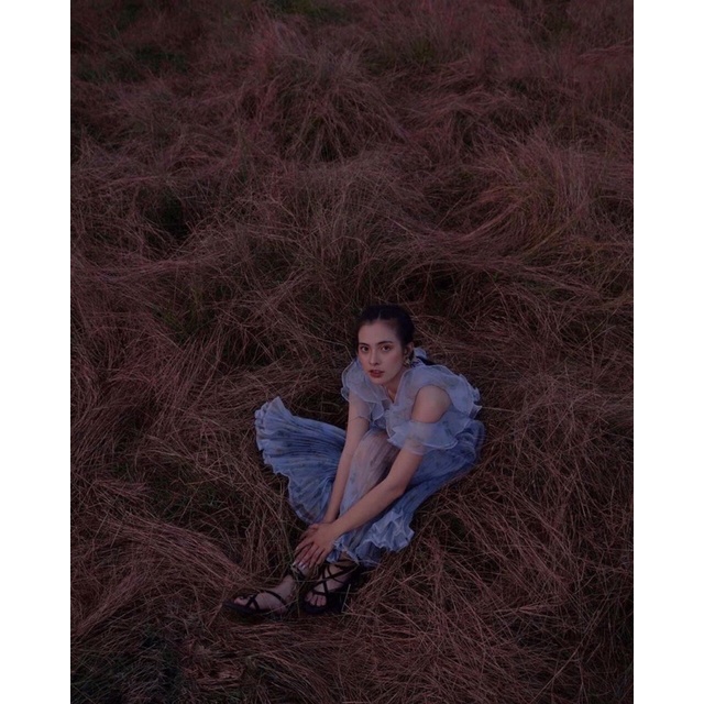 Váy hoa Ngọc Trinh khoét eo