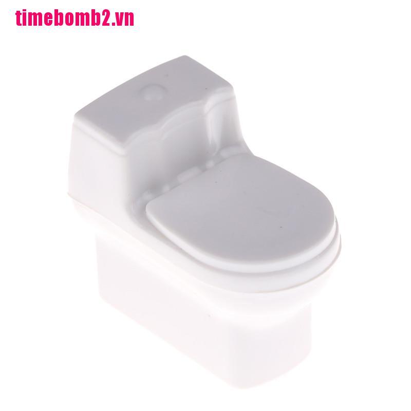 Mô hình toilet thu nhỏ dùng để trang trí nhà búp bê