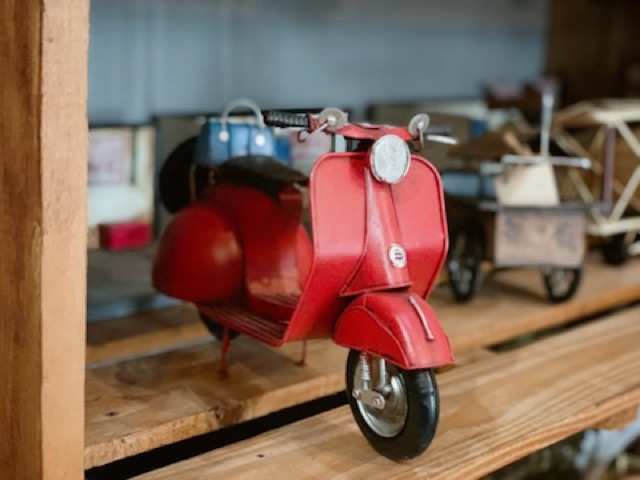 Handcrafted Scooter Vespa cổ điển màu đỏ