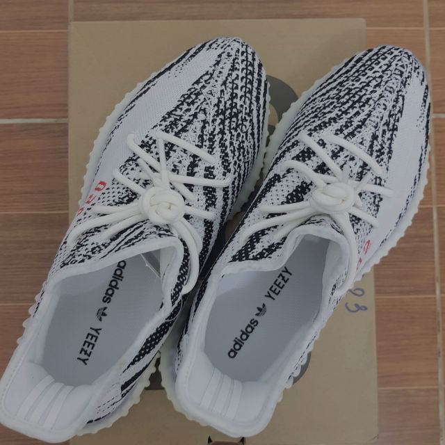 AZdidas x Yeezy Boost 350 v2 Giày thể thao Zebra. Yeezy Boost 350 v2 Zebra mang tính biểu tượng có dây buộc phía trước c