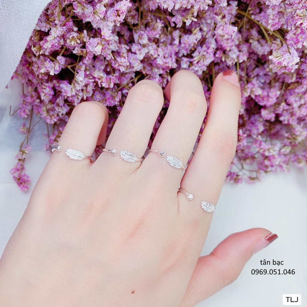 sét lắc tay , nhẫn , lông vũ , chất liệu bạc ta . với thiết kế mở , nữ ai đeo cũng vừa xinh ạ