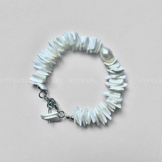 Vòng tay HyPearl trai thô dáng tròn phối đá kết hợp vỏ sò trắng, độc đáo nữ tính.