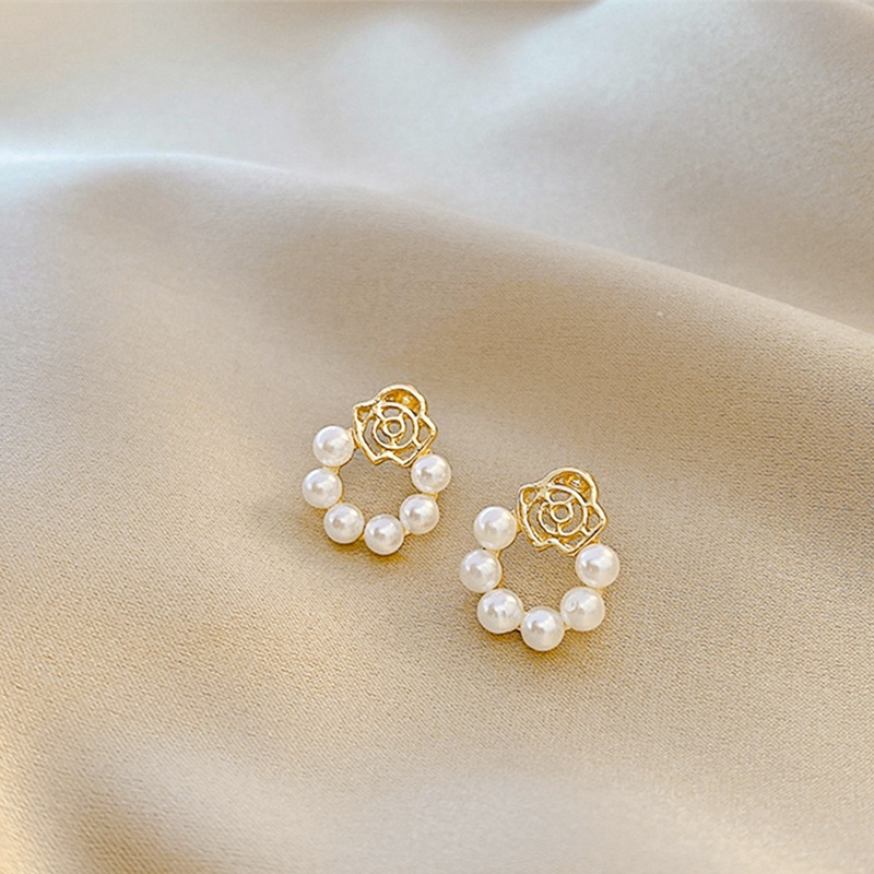 Khuyên Tai Hình Tròn Đính Hoa Trà Và Ngọc Trai Thời Trang Cho Nữ