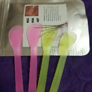 Que đắp mặt nạ