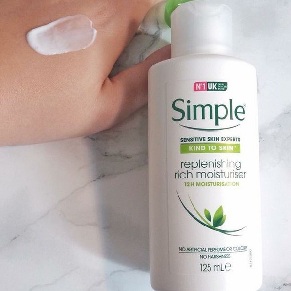 Kem Dưỡng Da cho da dầu Simple Kind To Skin Hydrating Light Moisturiser 125ml