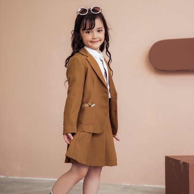 Set áo vest bé gái chân váy xếp ly dáng xòe màu nâu 137KIDS thiết kế 2 khuy dày dặn