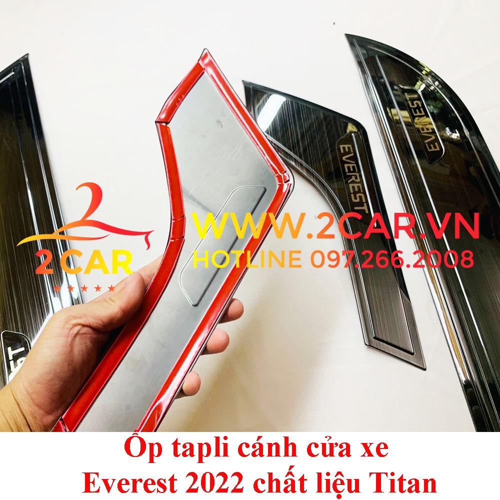 Ốp tapli cánh cửa xe Ford Everest 2022, 2023 chất liệu Titan cao cấp