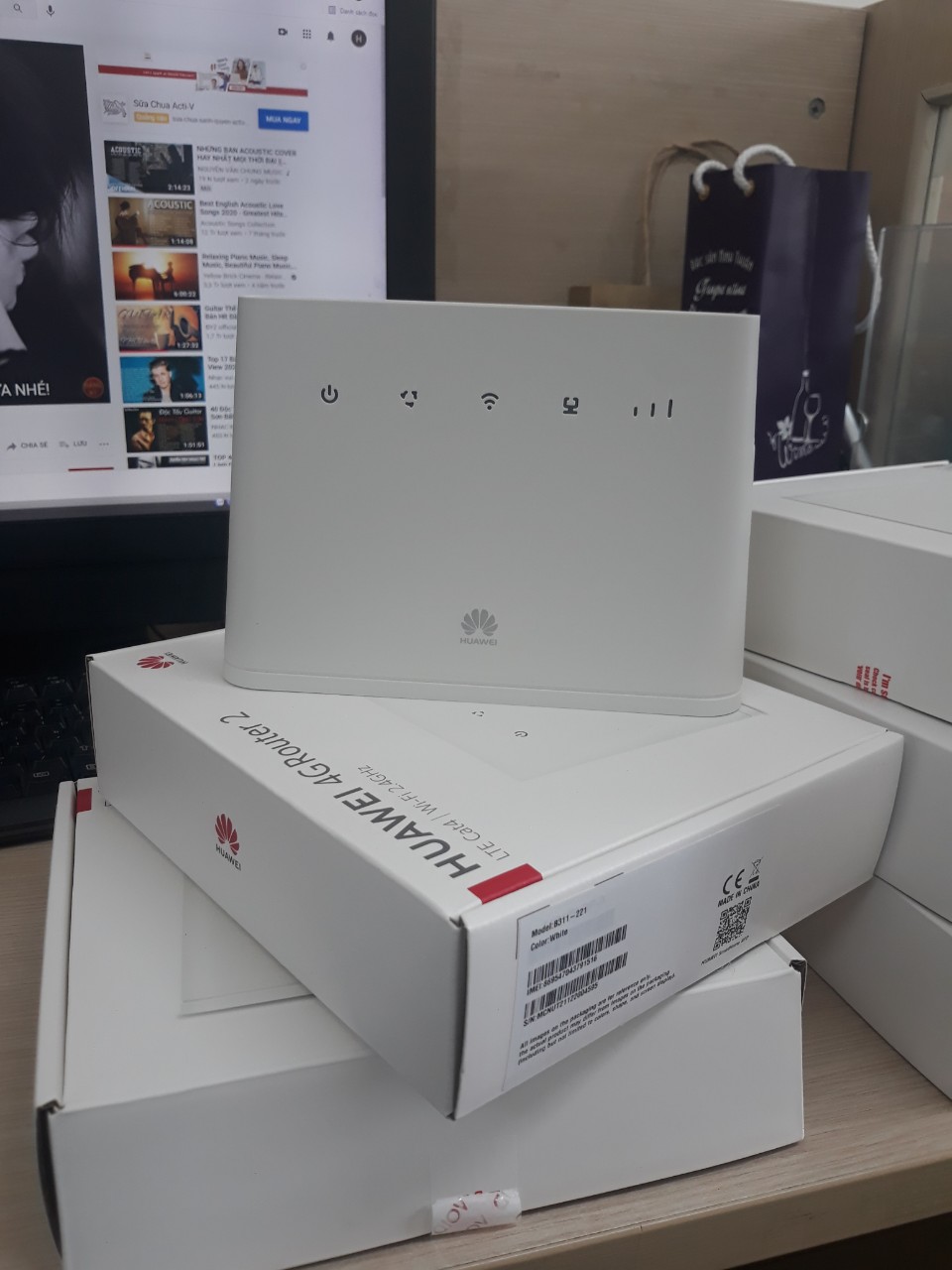 Bộ phát wifi 4G không giới hạn dung lượng và tốc độ MobiWifi. Router Huawei B311-221 kèm sim 4G Mobi phát wifi 1 tháng