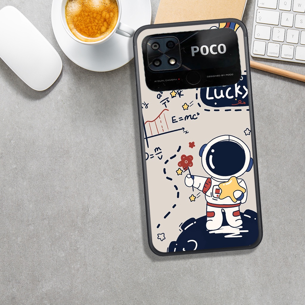 ỐP LƯNG XIAOMI POCO C40,  IN HÌNH PHI HÀNH GIA CHIBI ĐẸP, NGẦU.