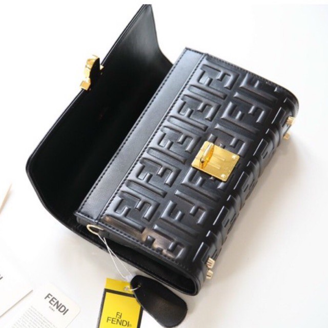 Túi xách F.E.N.D.I quay xách