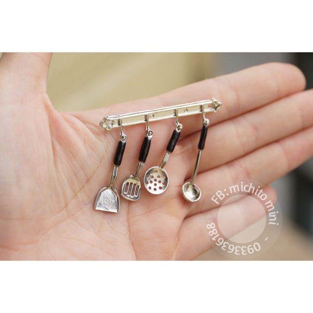 Set dụng cụ nấu ăn cho búp bê có thanh treo