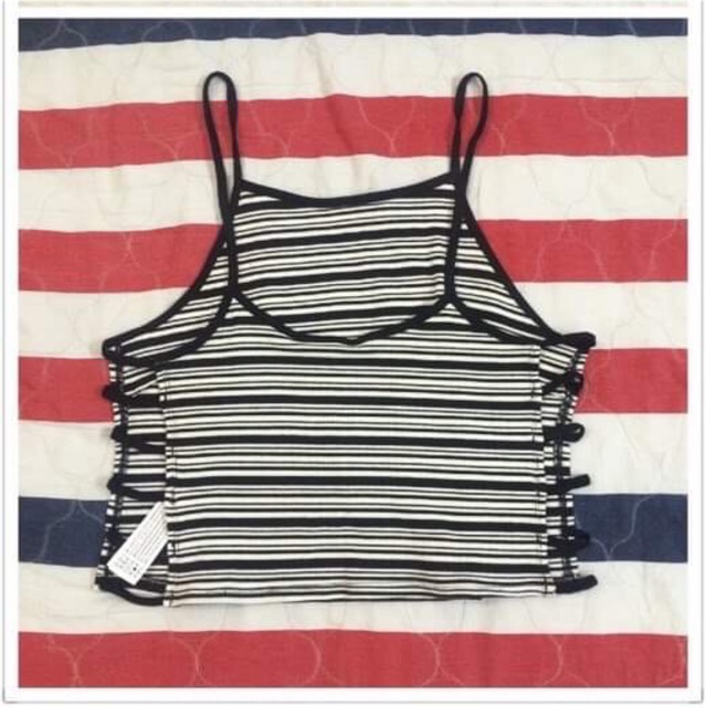 Áo F21 2 dây croptop xẻ sườn