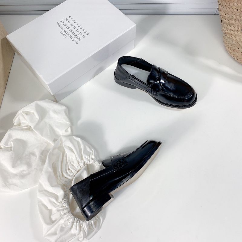 Giày lười loafer nữ da thật mũi tròn Maison margiela