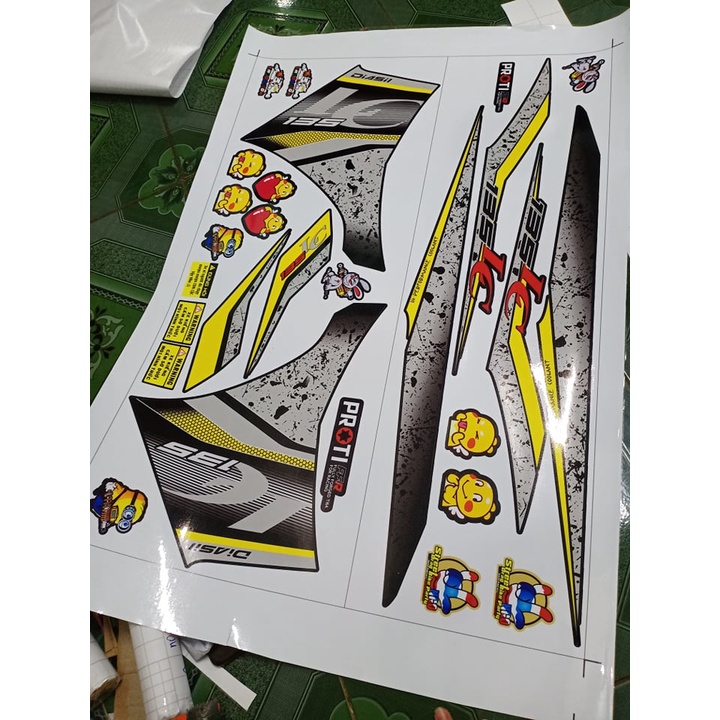 Tem rời ex 135 LC vàng bạc dán xe đen