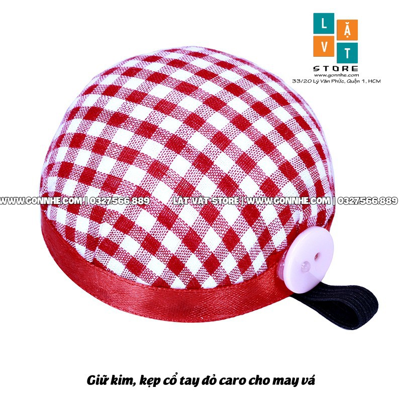 Đệm giữ kim đeo tay, chèn pin vải để bảo bệ kim và an toàn, lõi xốp vải đỏ caro có giây thun đen ở tay