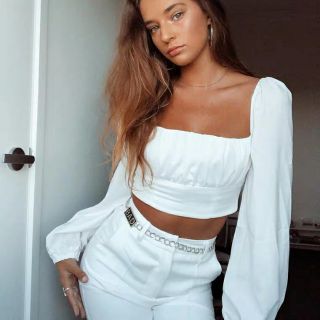 (SẴN) Áo croptop cổ vuông trắng
