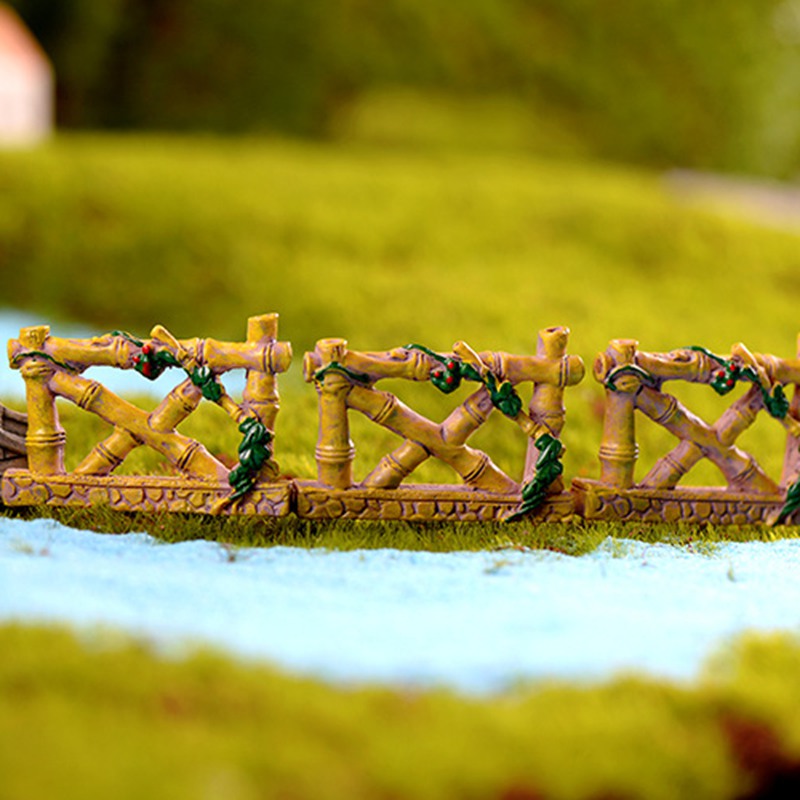 1 hàng rào gỗ dùng cho trang trí vườn