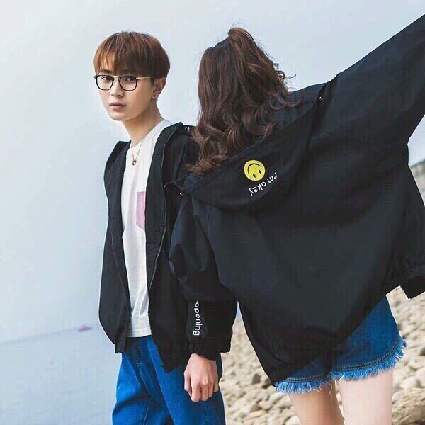 Áo khoác dù nữ đẹp mặt cười vui tươi