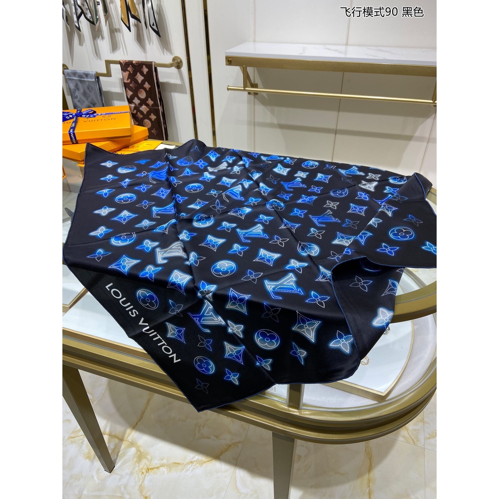 Khăn Quàng Cổ Lụa Hình Vuông In Chữ Thời Trang Cho Nữ