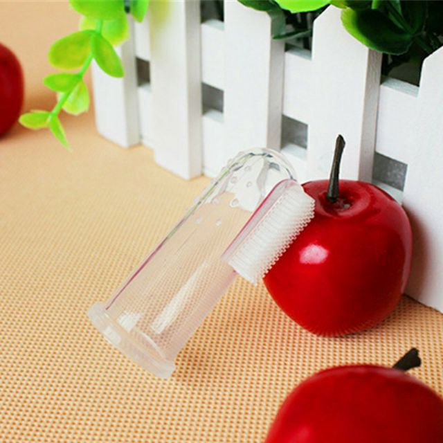 Tưa lưỡi silicon làm sạch răng miệng cho bé.