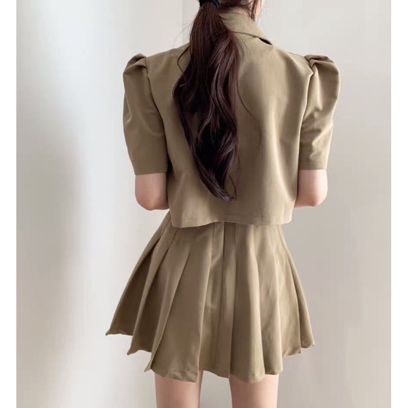 Sét áo vest ngắn kèm váy xếp ly 2 dây phong cách Hàn Quốc