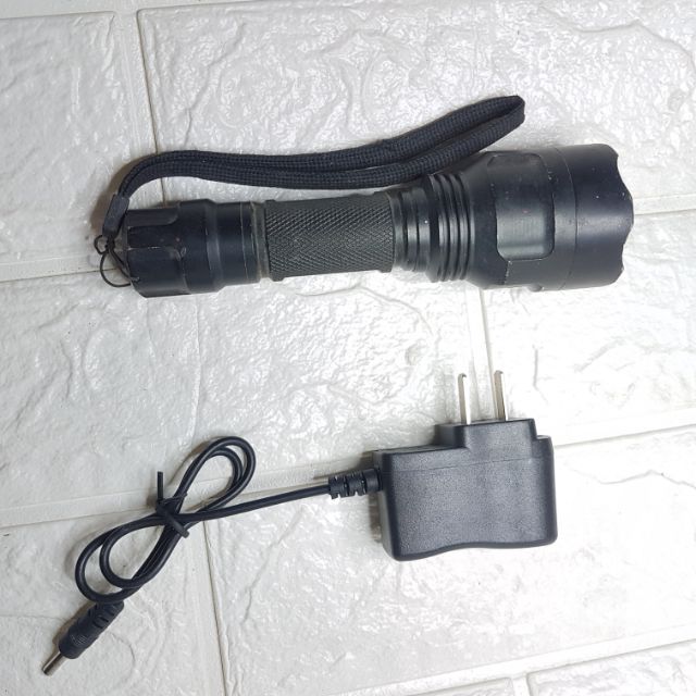 Sạc cho đèn pin bằng sắt cầm tay loại pin rời