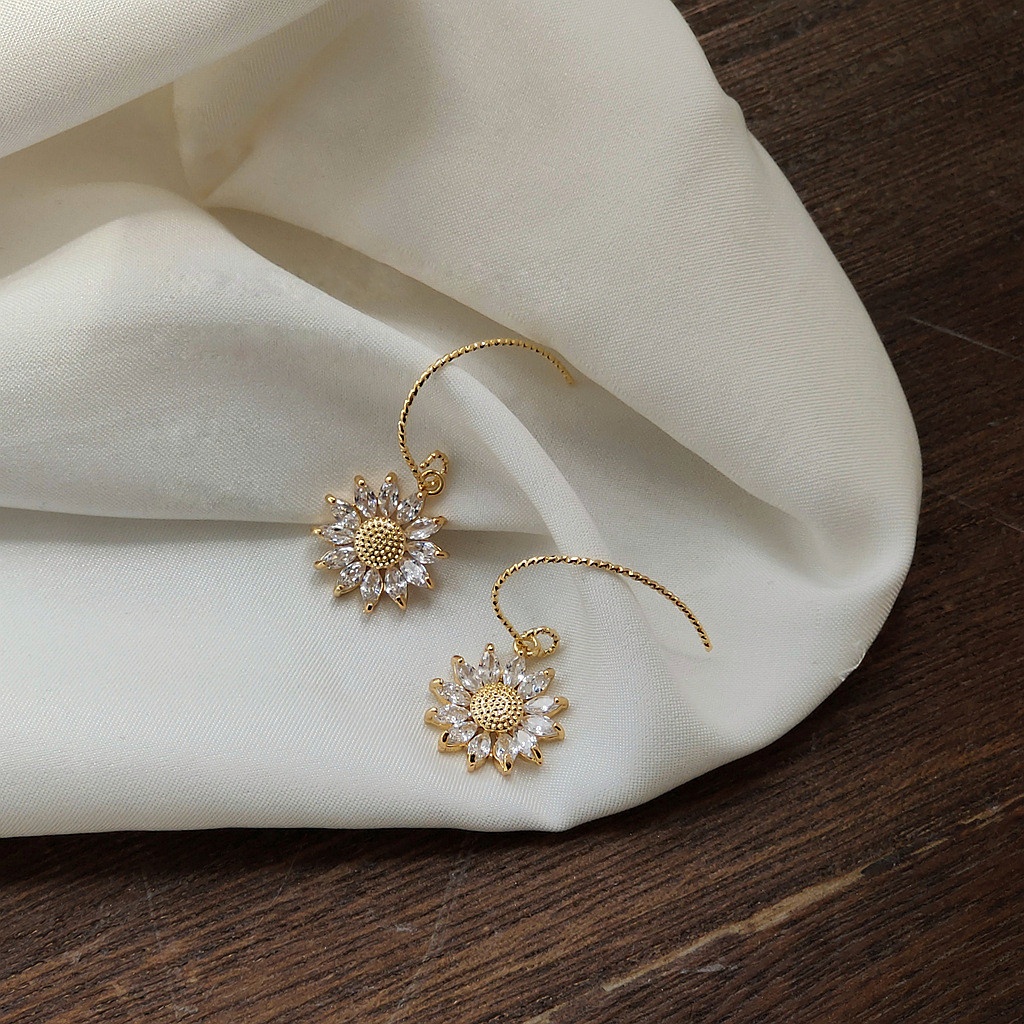 Bông tai hình hoa cúc daisy đá zircon lấp lánh