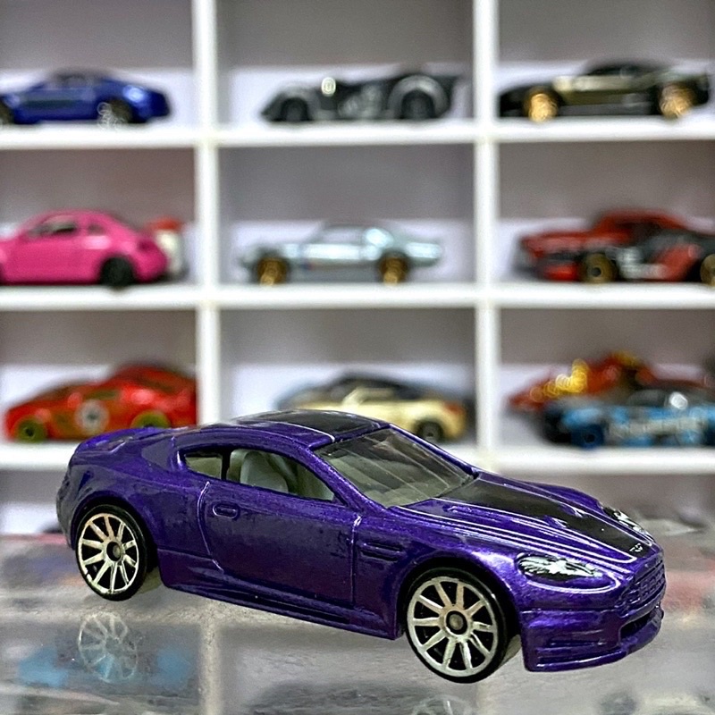 Xe Mô Hình Hot Wheels Aston Martin DBS