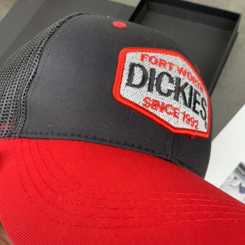 Nón Kết Phối Lưới Đen Mỏ Đỏ Thêu DICKIES Thời Trang Cá Tính Nam Nữ