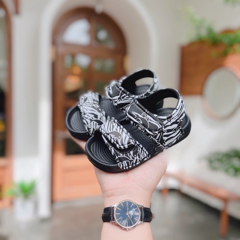 Sandal siêu nhẹ có bé trai và bé gái
