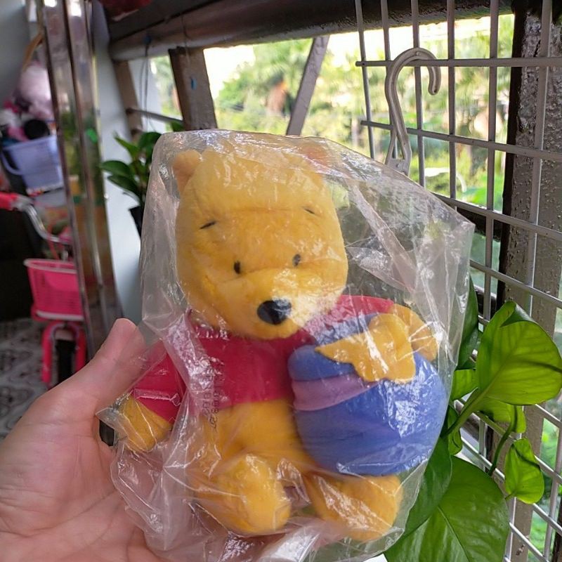 Gấu Pooh ôm hũ mật vải, mũi vải, size 15cm, xù nhẹ, chính hãng Disney 🥰🥰🥰