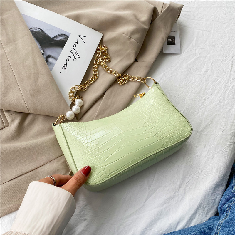 Túi đeo vai với quai xách đính ngọc trai phong cách xuân hè 2021 nữ tính