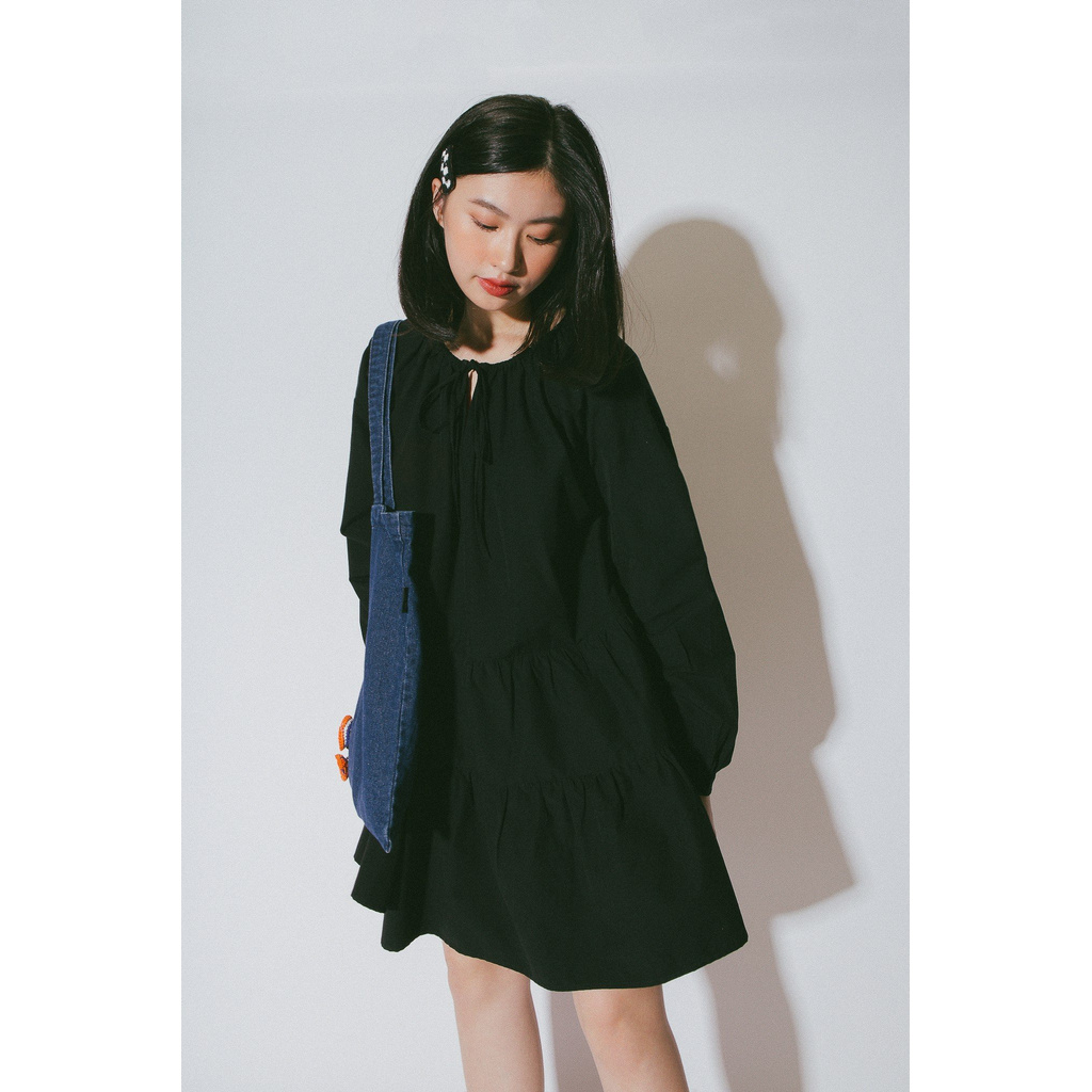 Đầm ngắn dáng rộng màu đen kèm dây thắt nơ | BigBuy360 - bigbuy360.vn