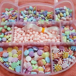 Hộp Kitty xâu hạt. Giá 55k