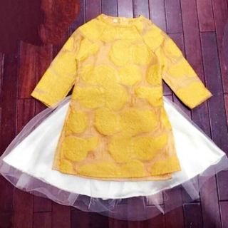 Áo dài ren hoa nổi bé gái màu vàng kèm mấn.