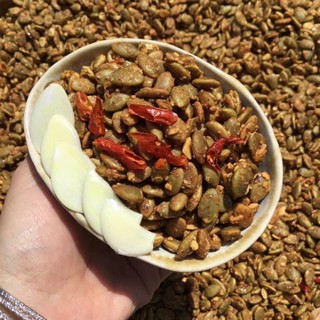 Hạt Bí rang tỏi ớt hộp 450g