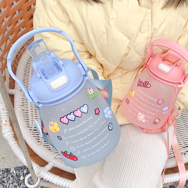 Bình nước mẫu mới có ống hút, Bình đựng nước cho bé đi học 1.3L kèm dây quai sách