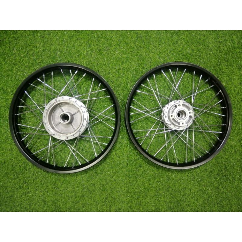 Bánh căm yamaha Sirius Jupiter 1 thắng đĩa trước thắng đùm sau phanh cơ,đùm sơn bạc căm mạ crom niềng nhôm đen thái