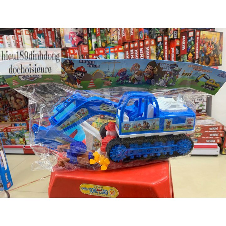 Xe cẩu xúc kèm 3 chó cứu hộ (ảnh thật)