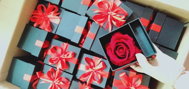 Hộp hoa son thỏi cao cấp  kèm hoa hồng nhung  kèm nơ | BigBuy360 - bigbuy360.vn