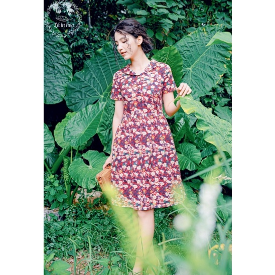 Váy hoa đỏ 2 ve thắt eo dáng xoè Lá in Hoa
